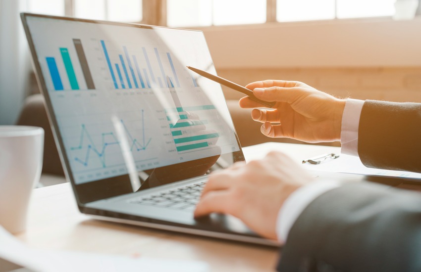 Choosing Between Investment Banking and Commercial Banking